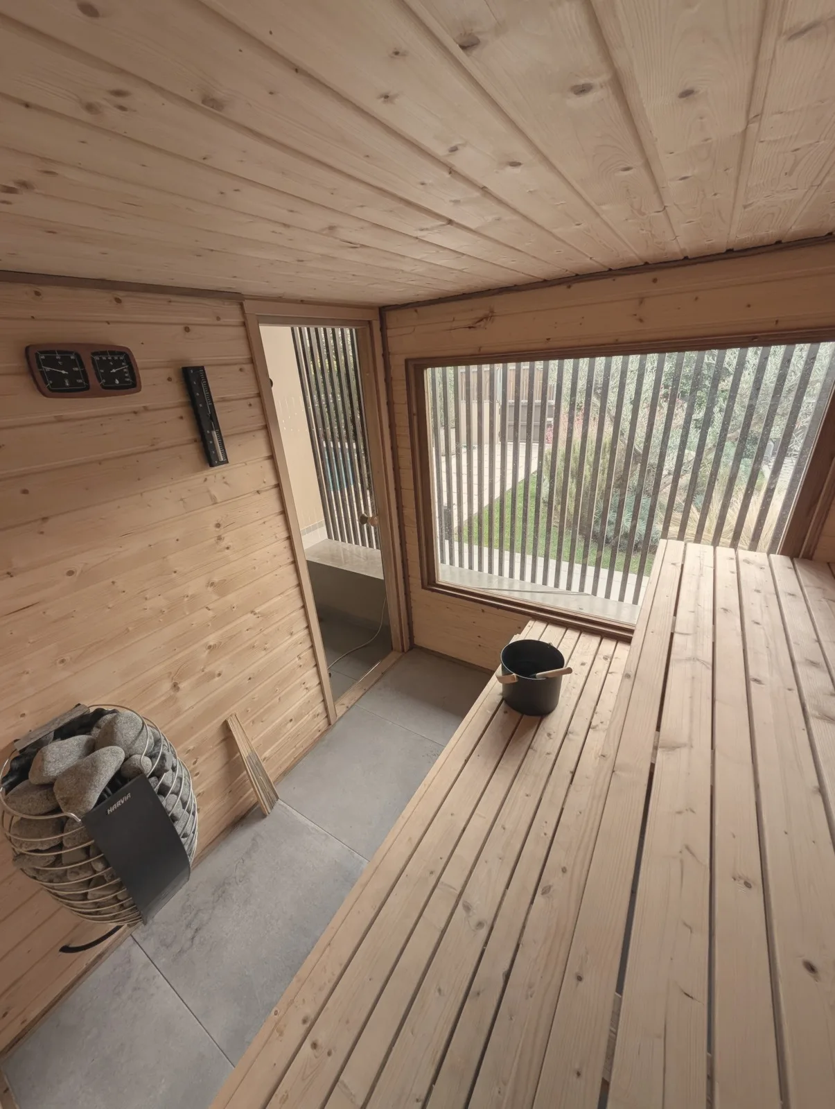Dry sauna with view of the garden